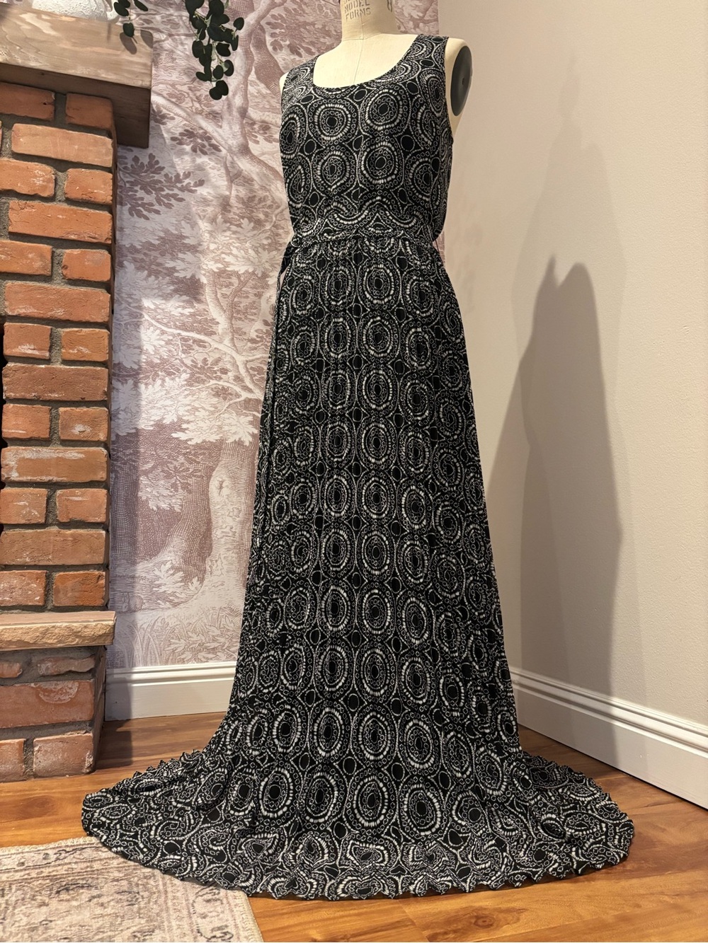 Michael Kors Black & White Sleeveless Floor Length Pleated Maxi Dress Size Small
